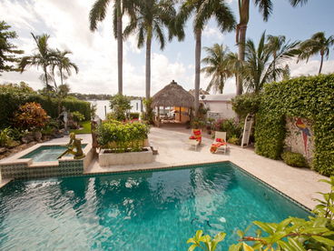 Luxury 6 Bedroom Waterfront Estate close to Beach