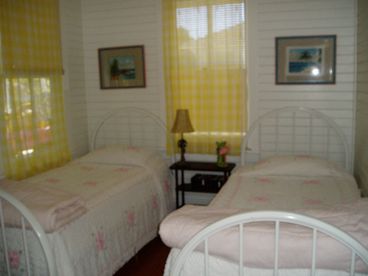 50% OFF and 3rd night FREE Cottage, pets ok, Wifi, Beachside of Street 