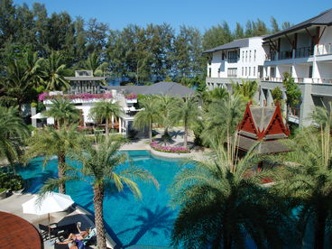 With the sea and beach right behind the resort.