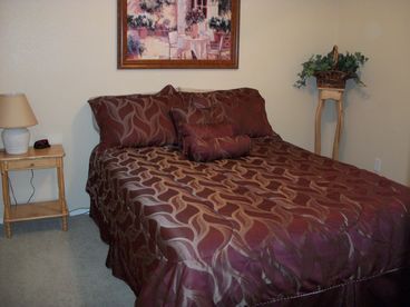 2nd Bedroom - queen size bed