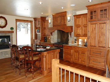 Gournet kitchen with breakfast bar