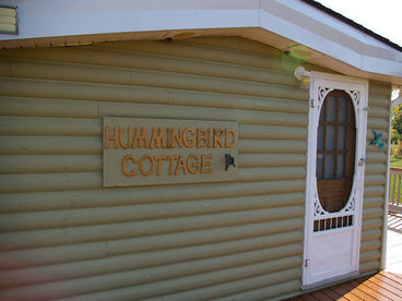 Hummingbird Cottage  Bayfield/Grand Bend - Lake Huron    1-866-323-6698