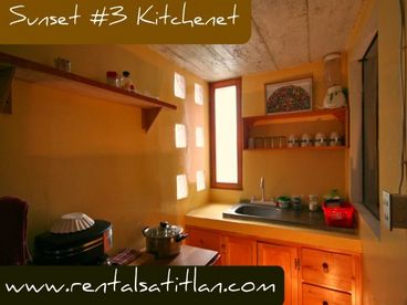 Fully equipped little kitchen with table for 2, fridge, stove with oven, coffee machine, blender, juicer