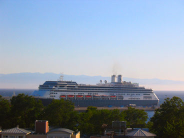 watch the cruise ships come in
