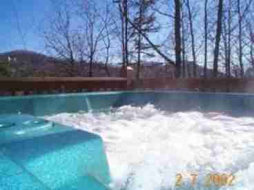 6 person Hot-Tub allows you to enjoy the views and privacy from a 100 foot deck.