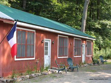 The Adirondack Cabin sleeps up to 10 guests.