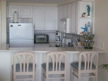 Large Kitchen Area with Counter Seating