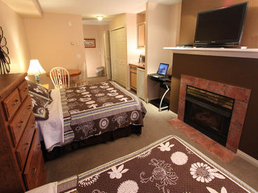 Studio with Queen bed + single bed
Bar size fridge, microwave, coffee maker
This suite has Els Lake views from the patioi