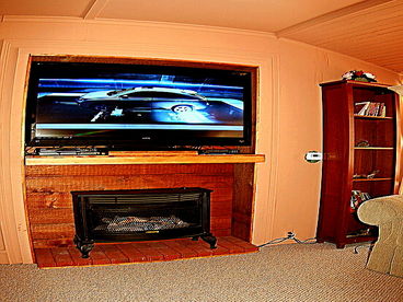Large Living Room  - 55 inch HDTV with DVR - TV Recorder - Gas Fireplace