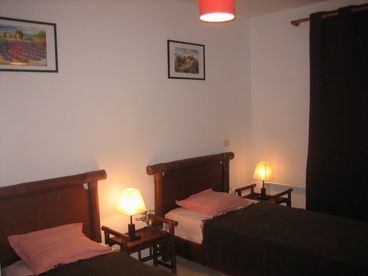 Bedroom with 2 single bed