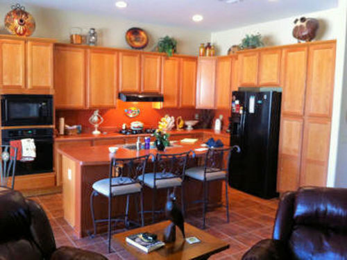 Fully equipped with Gas stove top, microwave, refrigerator/freezer, 