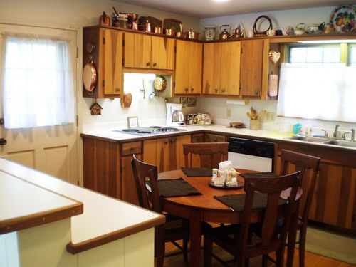 Fully furnished kitchen.