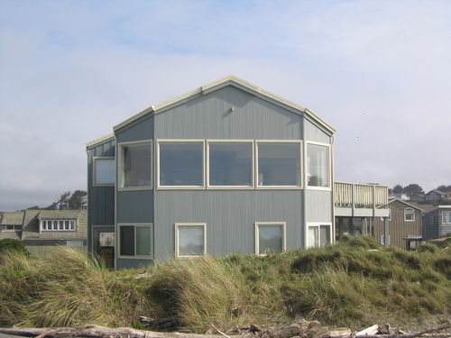 Absolute Oceanfront! 
Bandon Breakers, built in 1994, is nestled right behind the dunes along Bandon Beach.