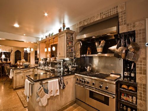 Full kitchen