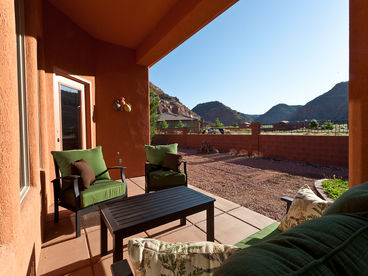 Covered patio with great view of the red rock mountains around Tom\'s canyon.