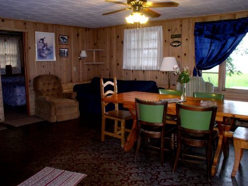 Cottage # 2
2-bedroom lakeside patio, window AC, ceiling fans, 1 queen bed, 1 fullsize bed, 1 sofa bed, full size kitchen