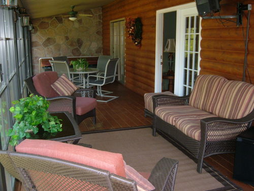 Nice screened porch with hot tub and lopts of porch furniture