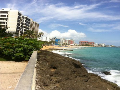 Walk to various beaches or have a drink at the Marriott\'s Resort and Casino Hotel (a block away). 