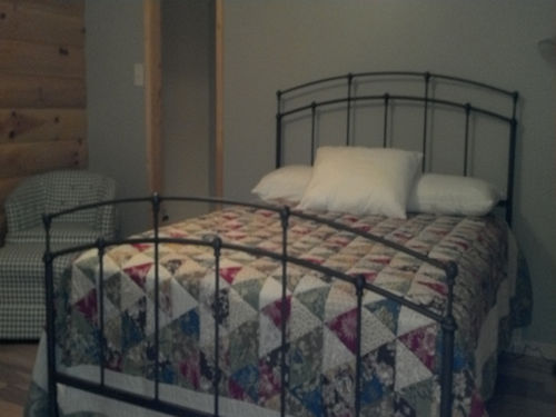 Master bedroom, Queen size bed, 32 inch tv