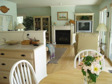 Family room and eat in kitchen seats 6