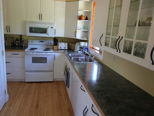 Bright & clean kitchen!