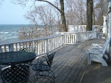 Large deck to enjoy Lake Michigan 