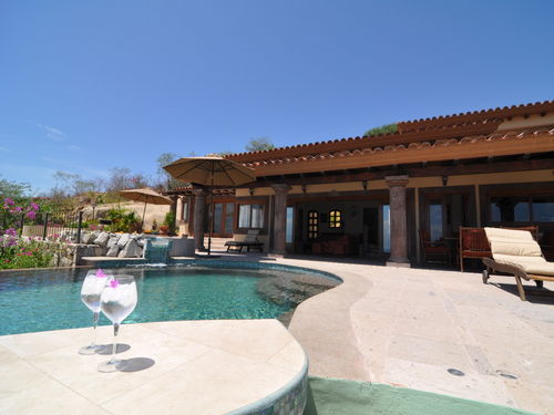 infiniti pool and front of villa.