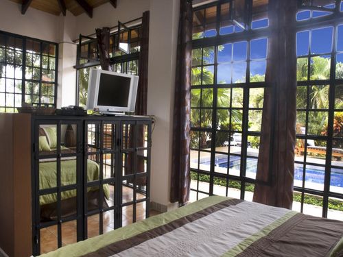This is a separate guest house with a king bed, ensuite with shower, kitchenette, separate living area, TV with satelite and a wonderful view of the serene outdoors.