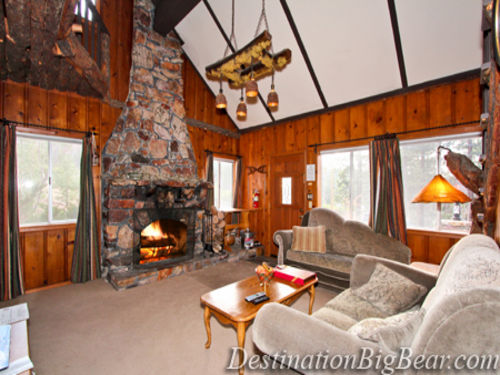 Adorable RUSTIC cabin walking distance to the village. 
