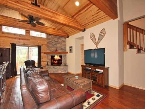 This cabin offers internet, flat screen TV\'s, and a custom built lodgepole pine desk