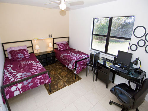 1 bedroom with 1 twin/xl single beds, 1 bedroom with a queen size double bed
