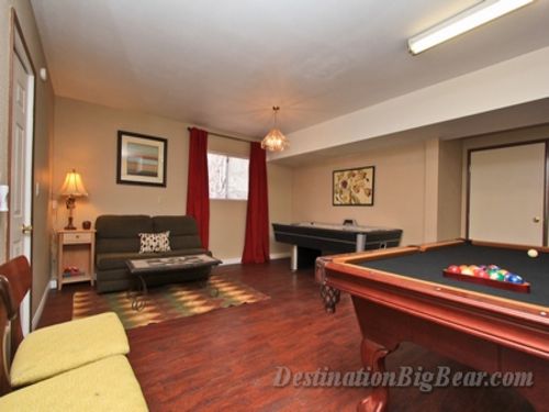 With a POOL TABLE and AIR HOCKEY TABLE, your family and friends are sure to have a great time on their vacation! 