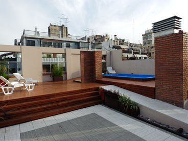 Amplia terraza con solarium, pileta y parrilla