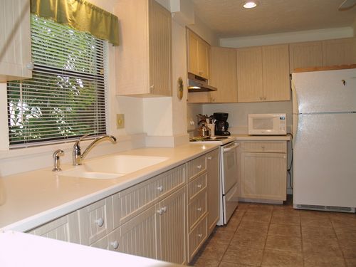 Modern kitchen, well-equipped with appliances and kitchenware.