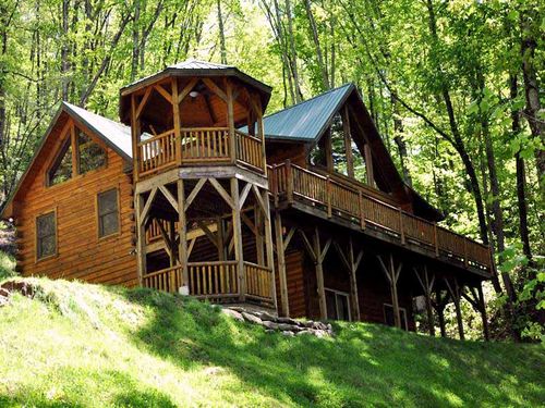 Bear Moon Lodge -- Impeccable Mountain Cabin Minutes from Cherokee 