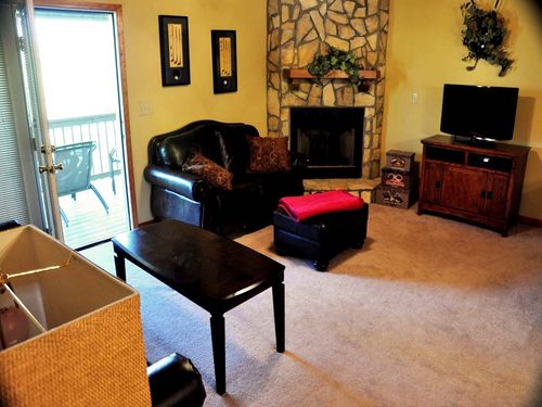 Close to town with Modern Comforts - TVs in Living Room and Bedrooms, Gas Fireplace, Full Kitchen