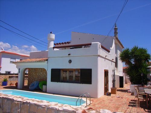 Spacious pool with sunloungers, loungeset, diningtable and chairs.