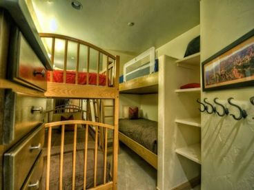 Third Bedroom With 2 Sets Of Bunk Beds / 4 Twin Beds