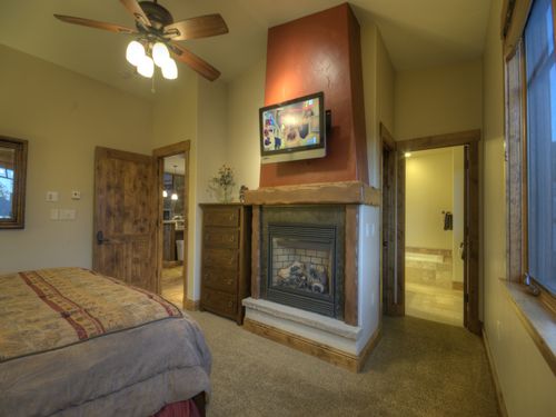 aster Bedroom With King Bed, Flat Screen TV, Vaulted Ceiling, Private Fireplace, Private Bathroom 