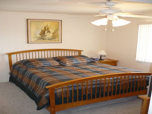 Queen bed in the 2nd bedroom