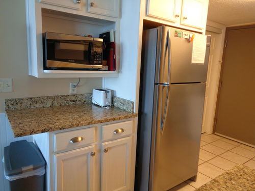 Fully-equipped kitchen has granite countertops & new deluxe refrigerator with ice maker