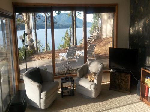 Includes flat screen TV, Futon and fireplace. 180 degree Lake View