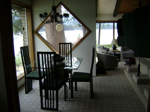 180 degree Lake view, seats 6 at table and 3 at captains chairs by kitchen counter