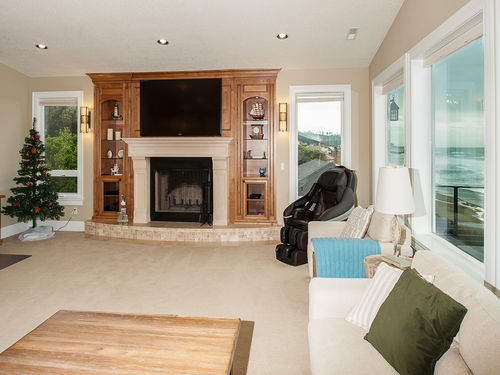 Beautiful Ocean view from Large Family room Gas fireplace and Large screen TV