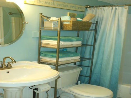 Clean Bath, complete with linens. Tub shower combo.