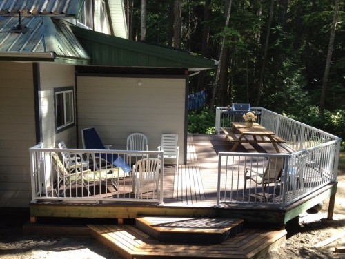 Rear deck with BBQ & picnic table