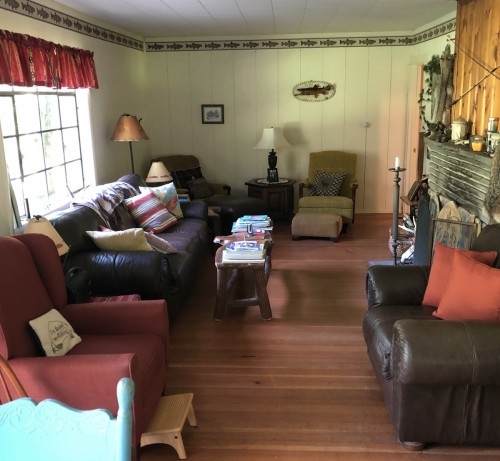 Large living room with fireplace. Flatscreen with satellite TV. 