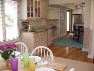 Bright & beautiful dining. Kitchen w/breakfast bar