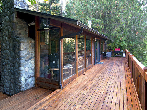 Prospector\'s Bend Cabin overlooks like Skykomish River.