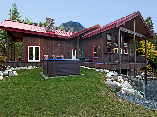 Money Creek Lodge is grand, spacious and modern, perfect for large gatherings and retreats.